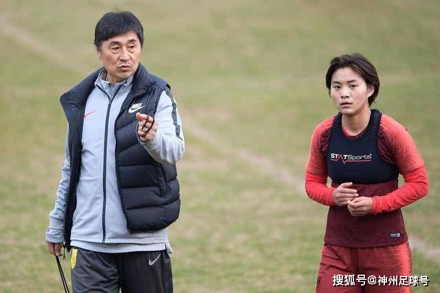 桑德兰正式签下里昂边锋福法纳，转会费高达3500万欧